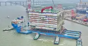 Trung Quốc thả trạm biến áp 25.000 tấn cao 15 tầng xuống biển
