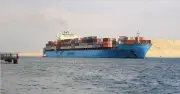Tàu chở hàng đụng độ với tàu vũ trang ngoài khơi Yemen