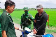 Tây Ninh: Bắt nam thanh niên giấu 1kg ma túy trong mũ bảo hiểm