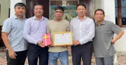 Vợ chồng nhặt được 7 chỉ vàng 9999 trả lại chủ, được khen thưởng