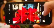 Vì sao camera iPhone đột nhiên hiện biểu tượng bông hoa?