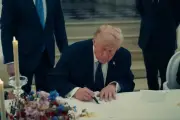 Vì sao Tổng thống Trump bất ngờ ký thỏa thuận với Iran tại Pháp?