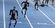 Vì sao Trung Quốc liên tục cho robot hình người biểu diễn nhào lộn, múa côn, chạy marathon?