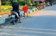 Video: Hàng chục người tắm mát dưới con mương nằm sát đường lớn