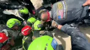 Video kỳ tích cứu sống hai cha con mắc kẹt 4 ngày trong động đất Venezuela