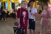 Video khách nước ngoài mặc áo dài phản cảm ở Hội An gây bức xúc