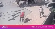 Video shipper tóm tóc tấn công nữ khách hàng trên vỉa hè