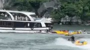 Video tàu du lịch đâm chìm tàu vỏ gỗ, một phụ nữ tử vong