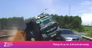 Video xe tải và ô tô con va chạm tại nút giao trên đường dẫn lên cao tốc Bắc - Nam