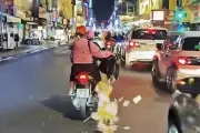 Xử phạt người phụ nữ rải vàng mã xả xui ở trung tâm TPHCM