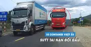 Xe container vượt ẩu ép ô tô con lao vào lề đường ở Gia Lai