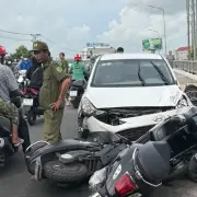 Xe điện đâm liên hoàn nhiều xe máy trên cầu ở An Giang