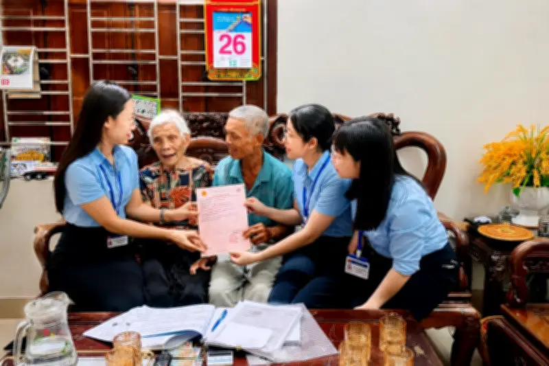 16 năm chờ sổ đỏ, cụ bà 90 tuổi bật khóc khi được trao tại nhà