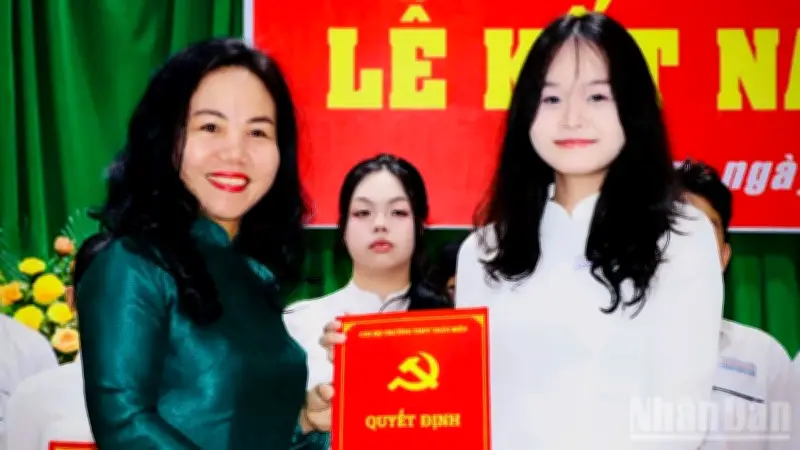 19 học sinh ưu tú Trường THPT Trấn Biên được kết nạp Đảng