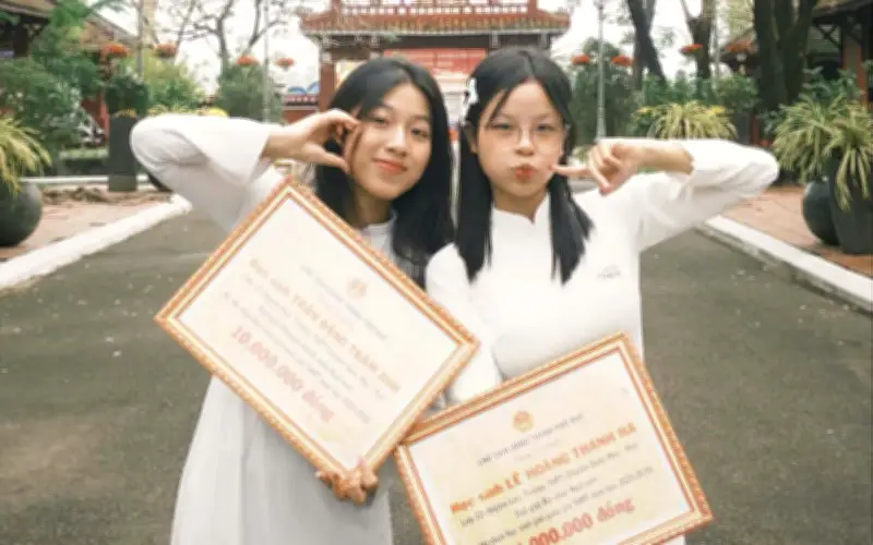 3 nữ sinh chuyên Văn Quốc Học Huế đạt 9,75 điểm Ngữ văn thi tốt nghiệp