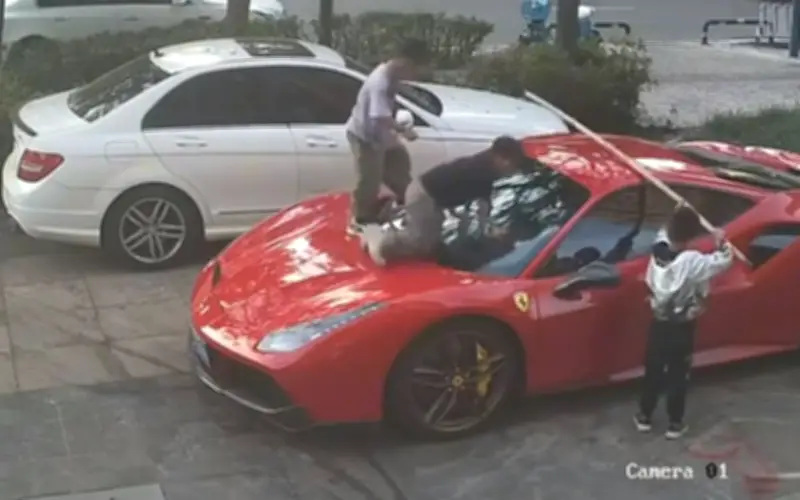 4 trẻ nghịch ngợm dùng Ferrari làm cầu trượt, chủ xe yêu cầu bồi thường