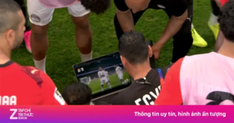 Ai Cập dùng laptop nghiên cứu thủ môn Australia trước loạt luân lưu