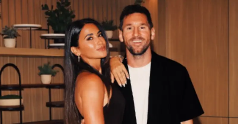 Antonela Roccuzzo đăng ảnh gia đình ăn mừng Messi ghi bàn lịch sử