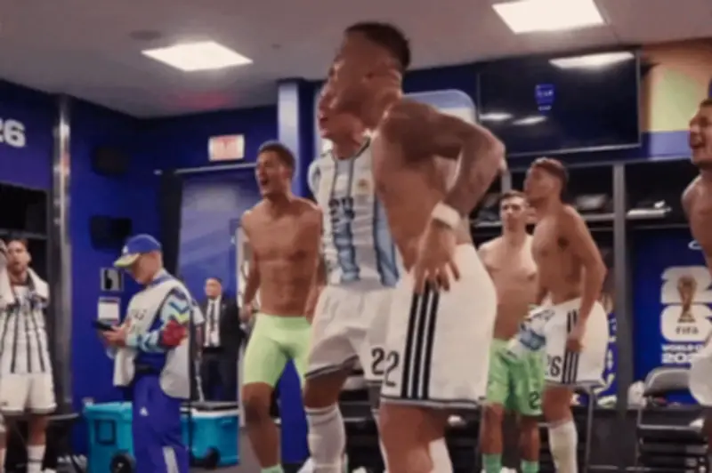 Argentina ăn mừng cuồng nhiệt sau chiến thắng Ai Cập, nhắc Messi và Maradona