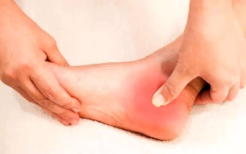Đau nhức chân khi đi bộ: Dấu hiệu hẹp ống sống thắt lưng