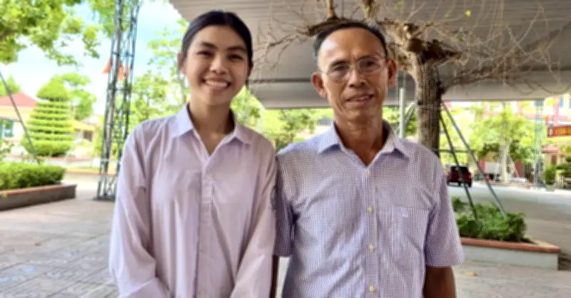 Bố mẹ đi làm công nhân xa nhà, nữ sinh gọi điện báo tin con đỗ thủ khoa