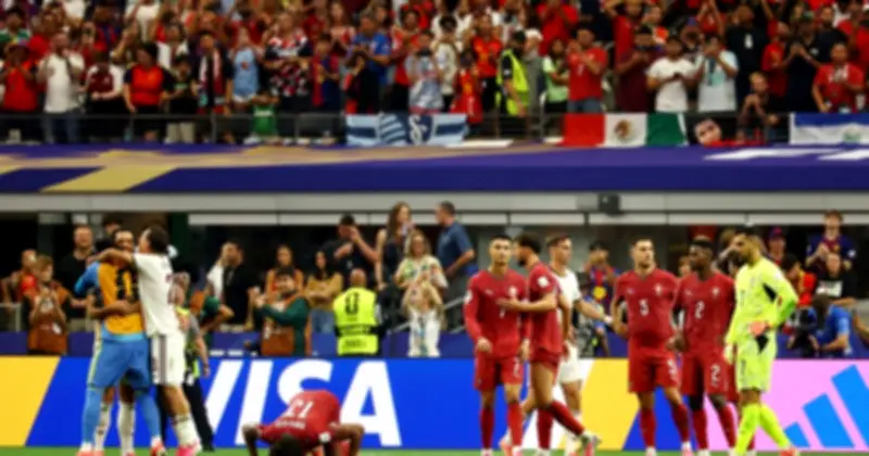 Bồ Đào Nha thua Tây Ban Nha 0-1: Báo chí chỉ trích HLV Martinez vì giữ Ronaldo