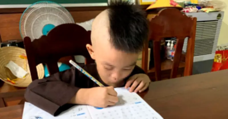 Bé trai 6 tuổi bị bỏ lại trước cổng chùa cùng bức thư tay
