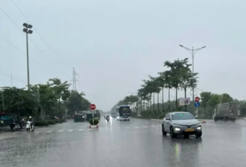 Bão số 1 đổ bộ Quảng Ninh, Hà Nội mưa vừa, Nam Bộ mưa rào dông