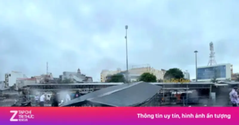 Bão số 1 giật cấp 11 tại Móng Cái: Cây đổ, nhà tốc mái, giao thông tê liệt