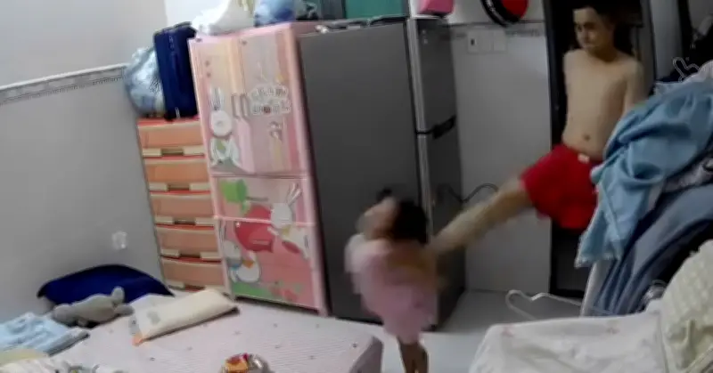 Bắt giữ nam thanh niên nhiều lần đánh đập con gái riêng 3 tuổi của vợ
