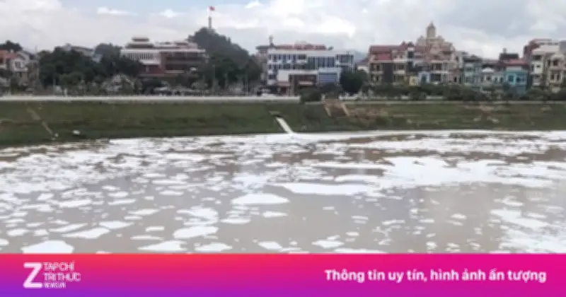 Bọt trắng trên sông Kỳ Cùng ở Lạng Sơn do chất tạo bọt nano bị đổ