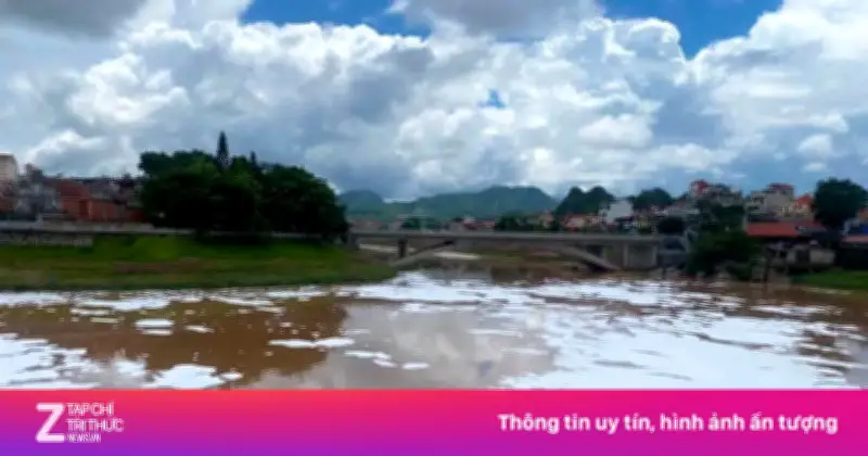 Bọt trắng trên sông Kỳ Cùng: Nguyên nhân do đổ chất tạo bọt nano