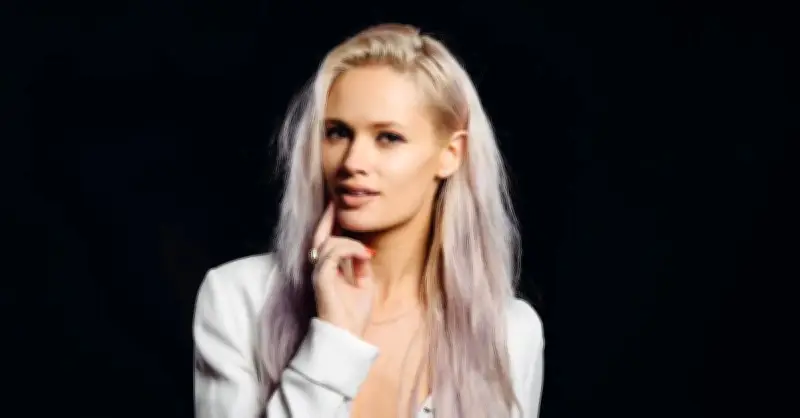 Ca sĩ Lauren Bennett qua đời ở tuổi 37, người hâm mộ bàng hoàng