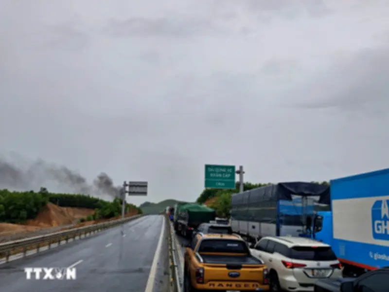 Cao tốc Vạn Ninh-Cam Lộ thông xe trở lại sau vụ cháy xe tải