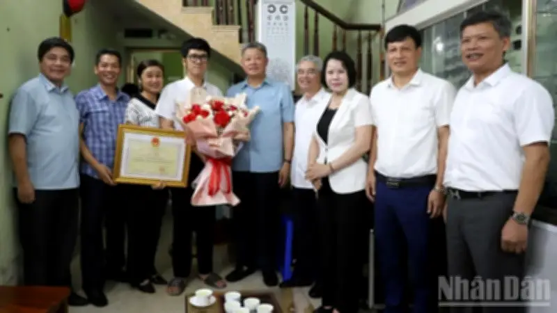 Chủ tịch tỉnh Hưng Yên chúc mừng thủ khoa A01 đạt 29,75 điểm
