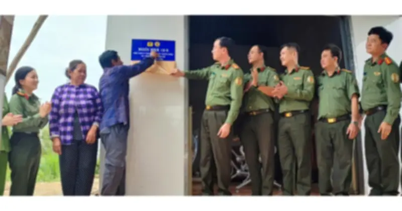 Công an cửa khẩu Tân Sơn Nhất trao tặng nhà 19/8 cho lực lượng ANTT khó khăn