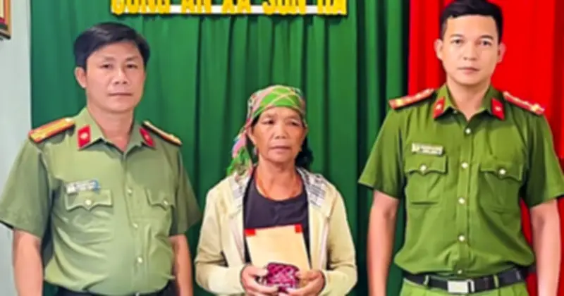Công an xã Sơn Hà tìm lại 1,3 cây vàng và hơn 15 triệu đồng cho người đánh rơi