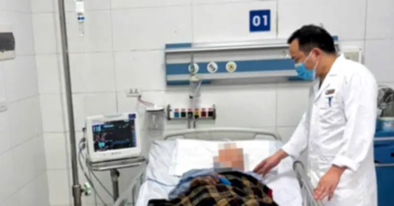 Cảnh rào quét qua chân, người đàn ông rơi vào nguy kịch