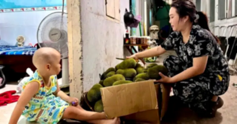 Cậu bé 9 tuổi bị u não tập đi lại: Mẹ bán trái cây kiếm tiền chữa bệnh