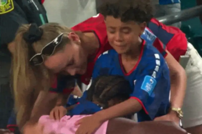 Cầu thủ Cape Verde khóc nghẹn trong vòng tay vợ con sau trận thua Argentina