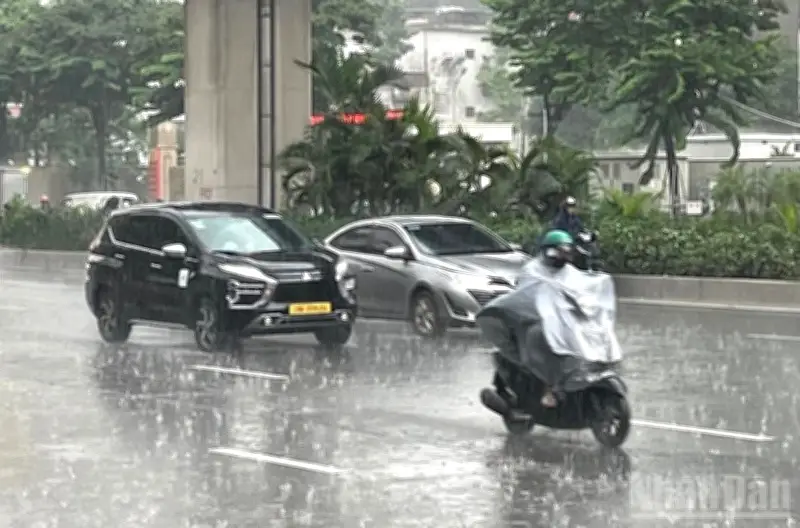 Dự báo thời tiết ngày 3/7: Hà Nội mưa to, vùng áp thấp vào Biển Đông