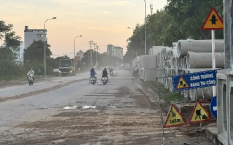 Dự án X2 Kim Chung: Thi công lấn vỉa hè, bụi bẩn kéo dài, người dân bức xúc