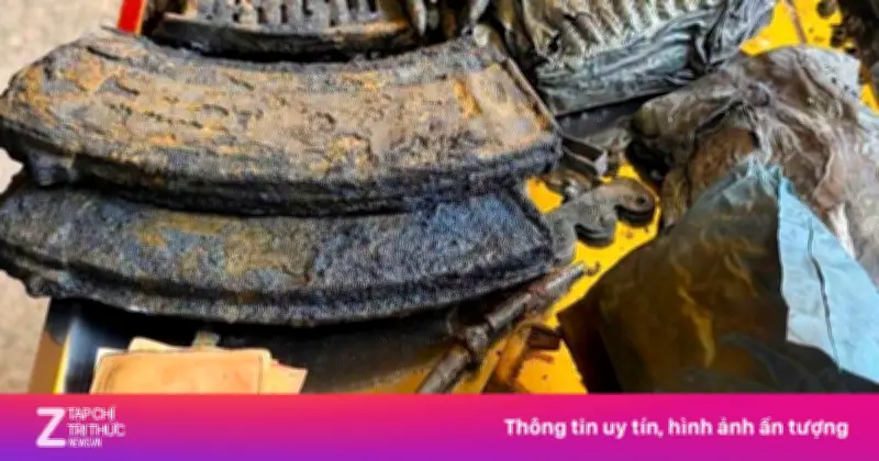 Em trai nhận di vật liệt sĩ Huỳnh Văn Quên sau 60 năm mất tin