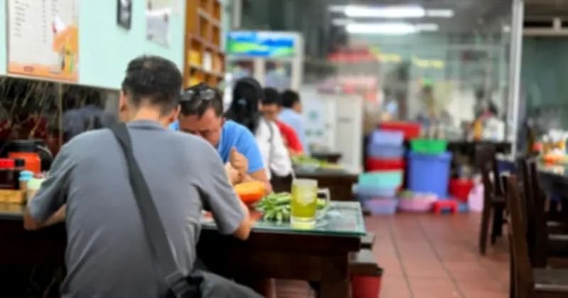Giá xăng giảm mạnh nhưng phở 50.000 đồng vẫn 'cố thủ': Chuyên gia 'mổ xẻ' chi phí