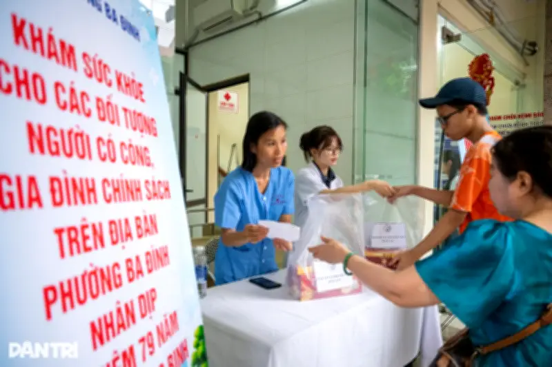 Hà Nội: Hàng nghìn người dân đi khám sức khỏe miễn phí ngày đầu tiên