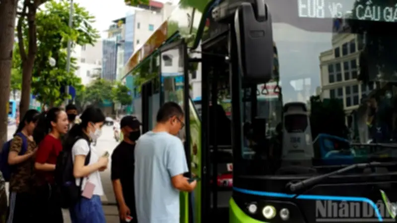 Hà Nội miễn phí xe buýt Vành đai 1: Người dân hào hứng trải nghiệm ngày đầu