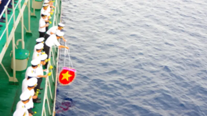 Học viên Hải quân tưởng niệm anh hùng liệt sĩ giữa biển khơi
