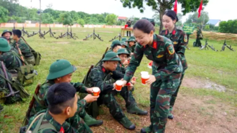 Học viên Quân khu I miệt mài luyện tập, Hội Phụ nữ tiếp sức thao trường