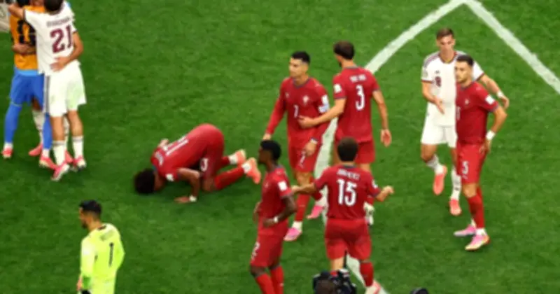 HLV De la Fuente ôm Ronaldo trước trận: 'Tôi ngưỡng mộ giá trị anh ấy'
