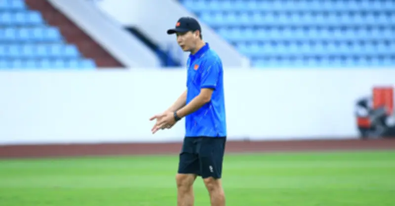 HLV Kim Sang Sik tính toán chiến thuật cho tuyển Việt Nam tại ASEAN Cup